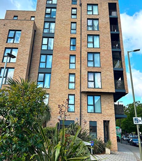 3 Bedroom Flat For Sale In Cricklewood Lane, London, NW2