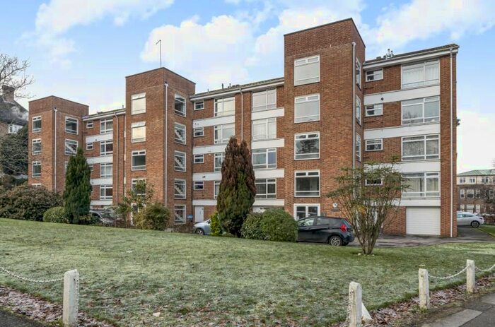 2 Bedroom Flat To Rent In Lawn Road, Guildford, GU2