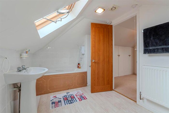 4 Bedroom Chalet For Sale In Newton Road, Swanage, BH19 - Photo 12