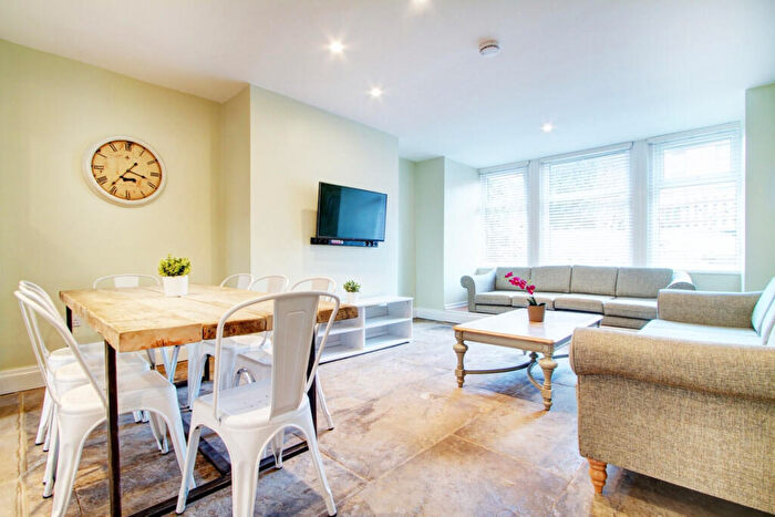 8 Bedroom House To Rent In Hyde Park Road, Leeds, LS6