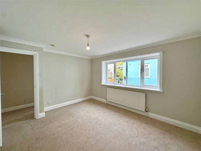 1 Bedroom Flat For Sale In Cantelupe Road, Bexhill-On-Sea, TN40