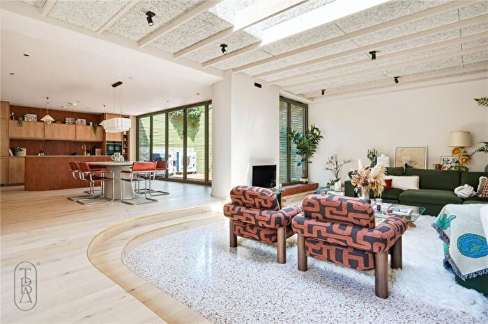 3 Bedroom House For Sale In St. Mark's Rise, London, E8