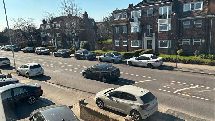 3 Bedroom Flat To Rent In Goodmayes Lane, Ilford, Sevenkings, Goodmayes, Ig1