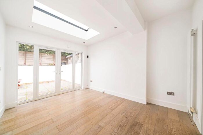 1 Bedroom Flat For Sale In Kings Parade, Kensal Rise, NW10