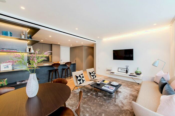 2 Bedroom Flat To Rent In Buckingham Palace Road, London, SW1W