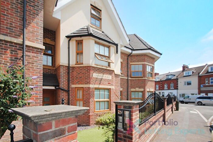 2 Bedroom Flat To Rent In Modern And Stylish Bedroom Flat, Mins Walk From Train Station! - Holdenhurst Road., BH8