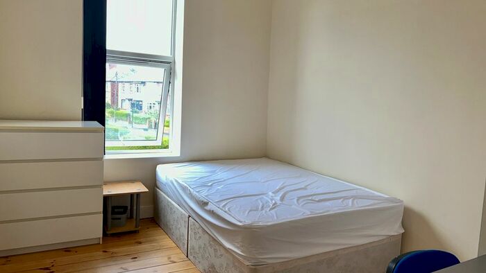 3 Bedroom Flat To Rent In Heaton Road, Heaton, Newcastle Upon Tyne, NE6