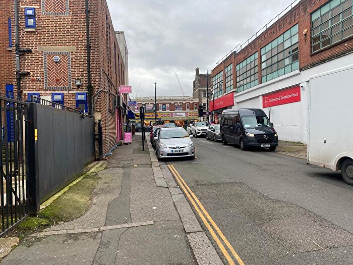 Studio To Rent In Alexandra Avenue, Southall, UB1