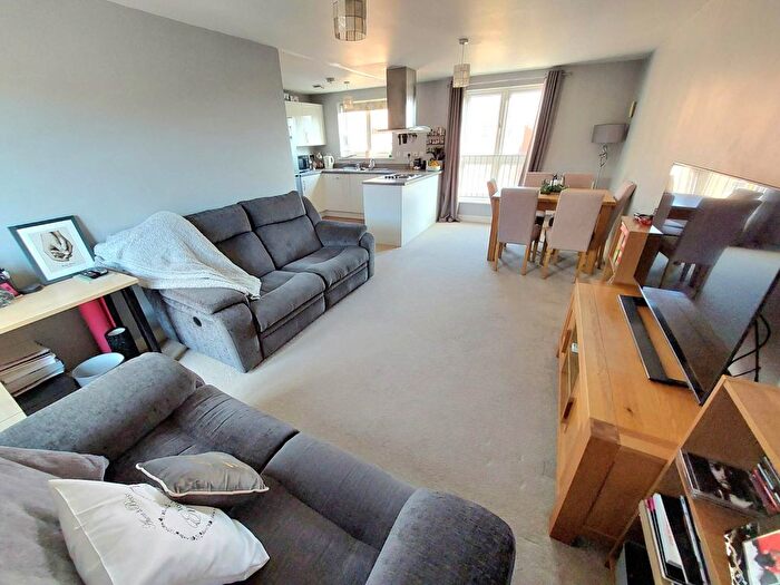 2 Bedroom Flat For Sale In Edge Street, Aylesbury, HP19