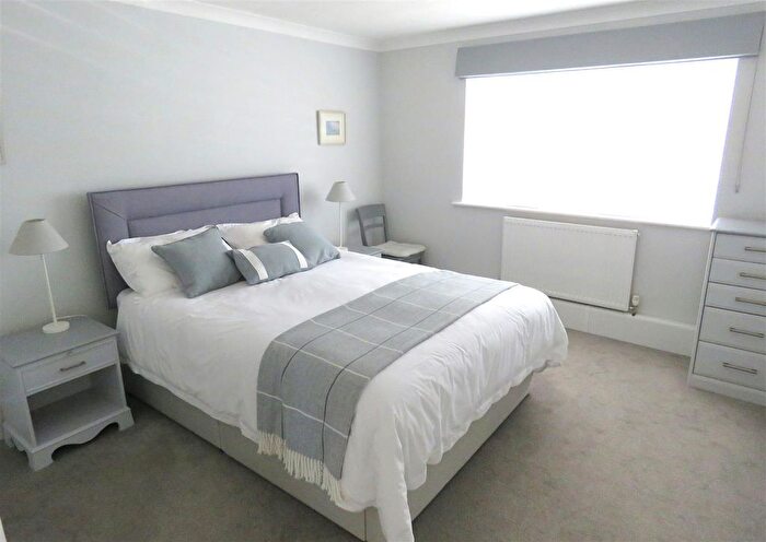 2 Bedroom Flat To Rent In Beacon Drive, Highcliffe, Christchurch, BH23