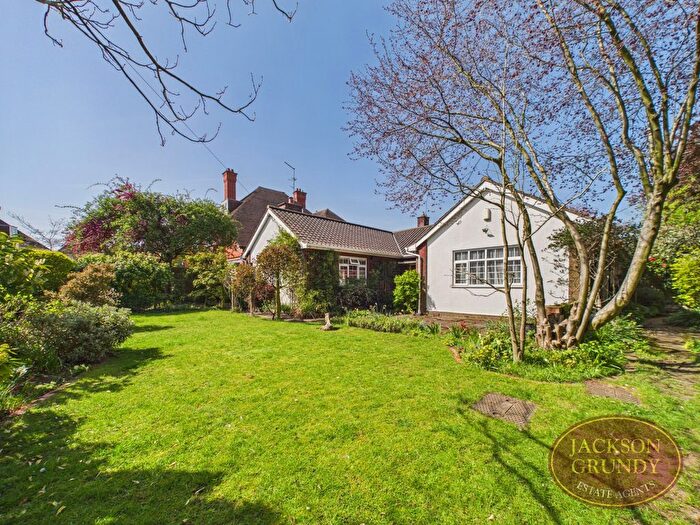 4 Bedroom Detached Bungalow For Sale In The Crescent, Northampton, NN1