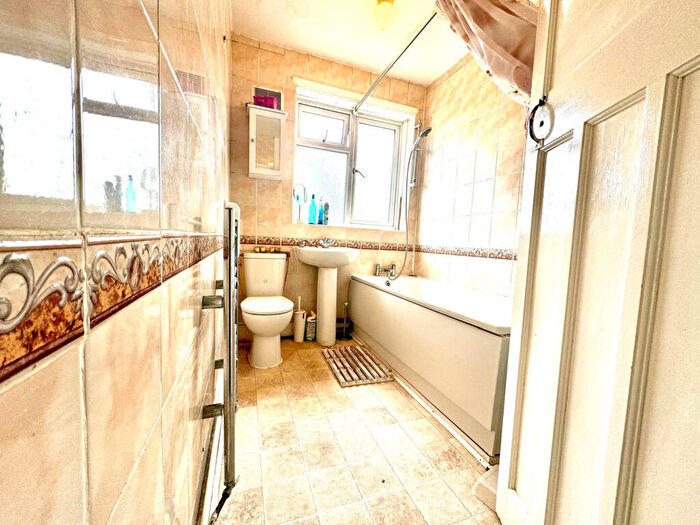 3 Bedroom Terraced House For Sale In Brockenhurst Gardens, Ilford, IG1