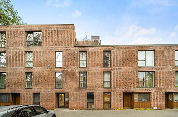 2 Bedroom Flat For Sale In Heathfield Gardens, Croydon, CR0