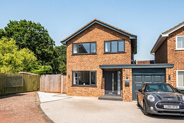 3 Bedroom Link Detached House For Sale In Byron Crescent, Flitwick, MK45