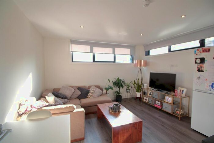 2 Bedroom Flat To Rent In Brixton Hill, London, SW2