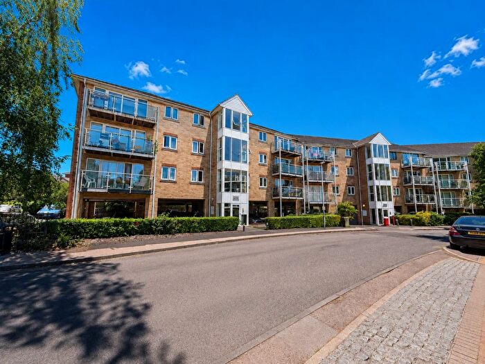2 Bedroom Flat For Sale In Foxglove Way, Luton, Bedfordshire, LU3