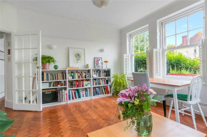 2 Bedroom Flat For Sale In Rochester Close, Rochester Gardens, Hove, BN3
