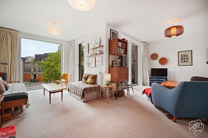 3 Bedroom Town House For Sale In Potters Row, Stratford, E20
