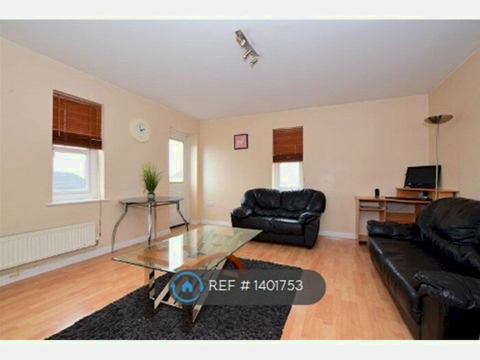 2 Bedroom Flat To Rent In Framlingham Court, Chadwell Heath, Romford, RM6