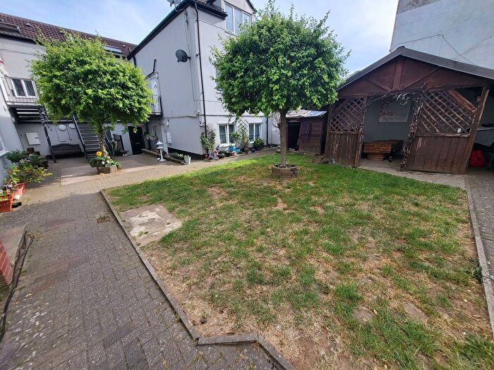 1 Bedroom Flat To Rent In Lathwell Court, LU2