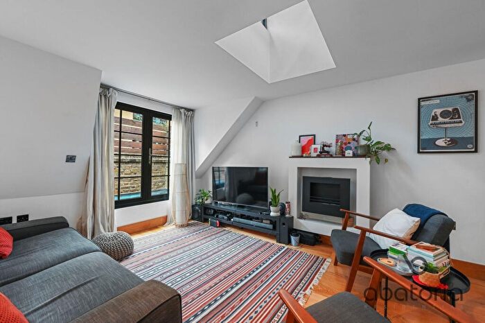 3 Bedroom Apartment To Rent In Clave Street, London, E1W