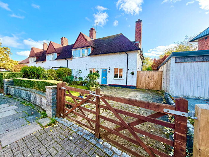 2 Bedroom End Of Terrace House For Sale In Roe Lane, Kingsbury, London, NW9