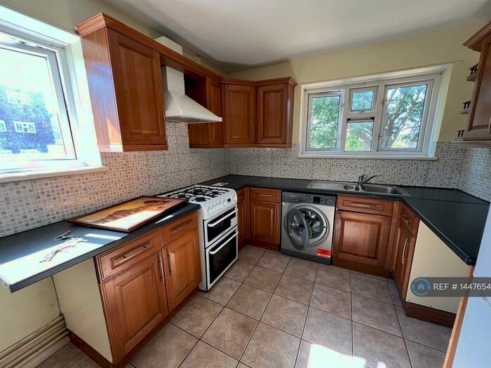 3 Bedroom Flat To Rent In Priory Close, South Woodford, E18