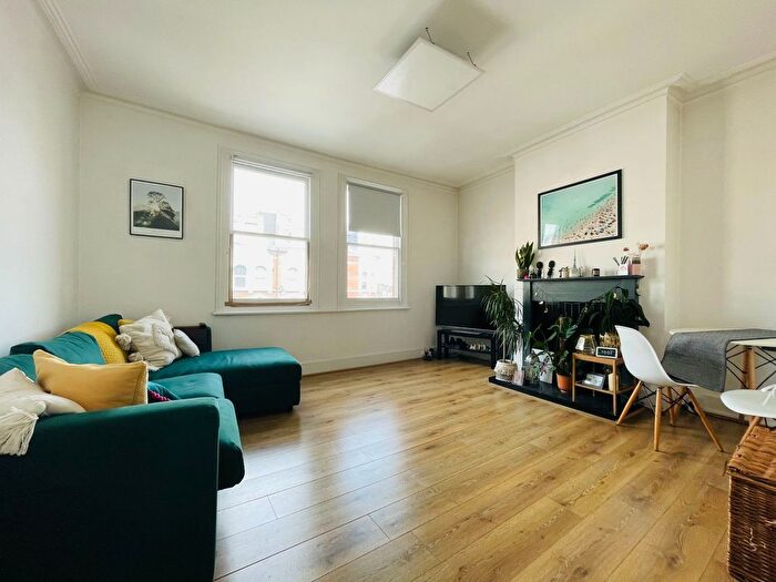 2 Bedroom Flat To Rent In Balham High Road, Balham, SW12