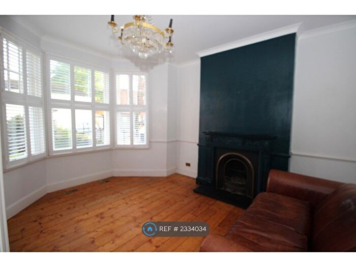 2 Bedroom Flat To Rent In Southend On Sea, Essex, SS1