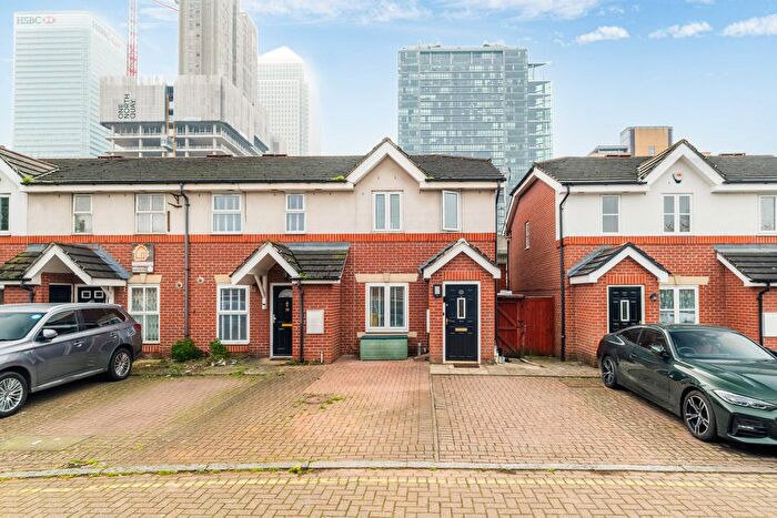 2 Bedroom End Terrace House For Sale In Dingle Gardens, London, E14