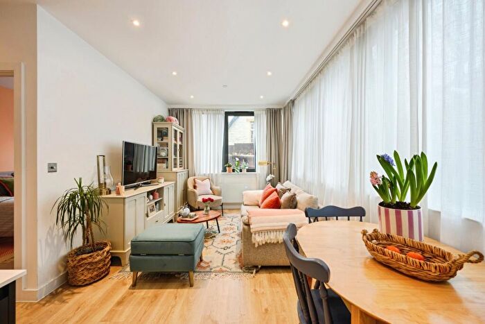 1 Bedroom Flat For Sale In Station Road, Redhill, Surrey, RH1