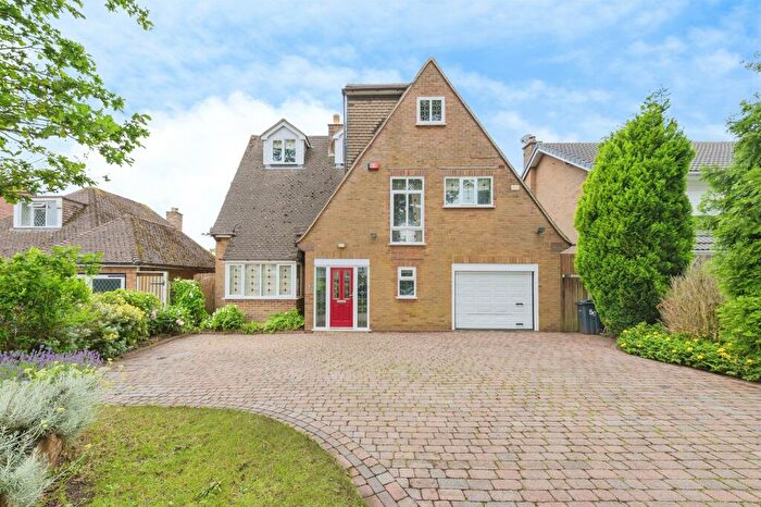4 Bedroom Detached House For Sale In Hollyfield Road, Sutton Coldfield, B75