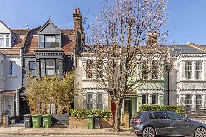 4 Bedroom Flat To Rent In Shinfield Street, Shepherds Bush, W12