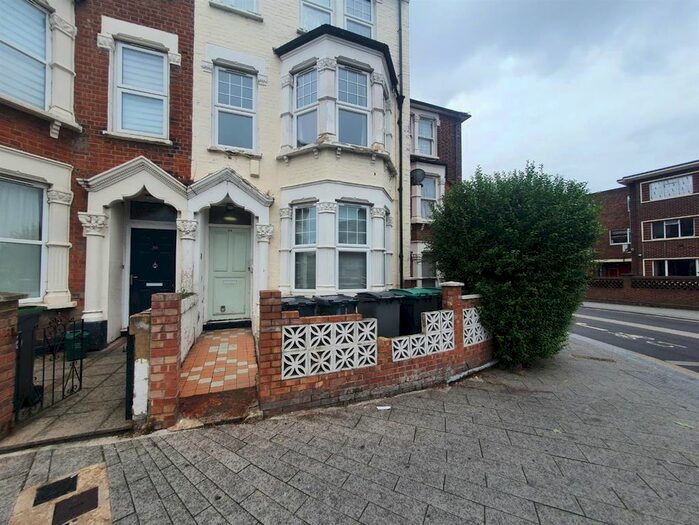 2 Bedroom Flat To Rent In White Hart Lane, London, N17