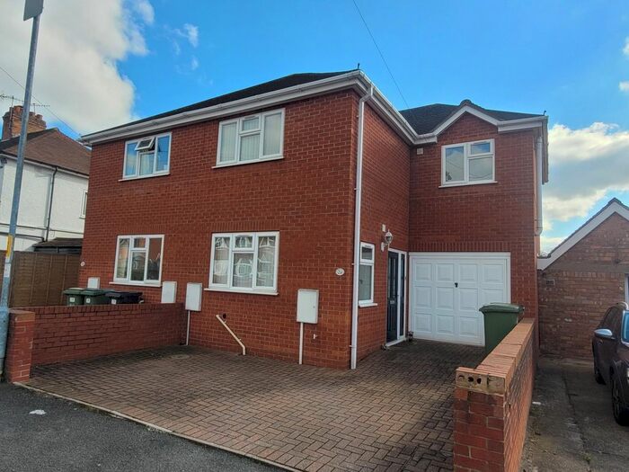 3 Bedroom Semi-Detached House To Rent In Coombs Road, Worcester, WR3