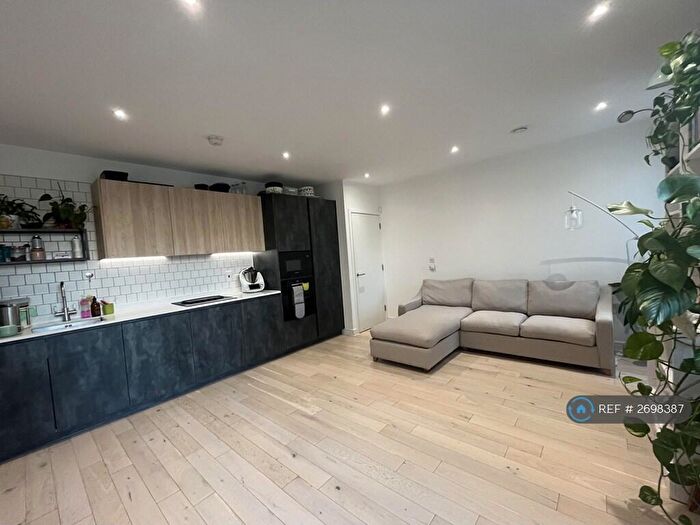 2 Bedroom Flat To Rent In Fellow House, London, NW7