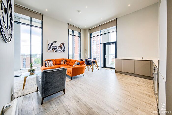 3 Bedroom Flat To Rent In St. Martins Place, Broad Street, Birmingham City Centre, B15