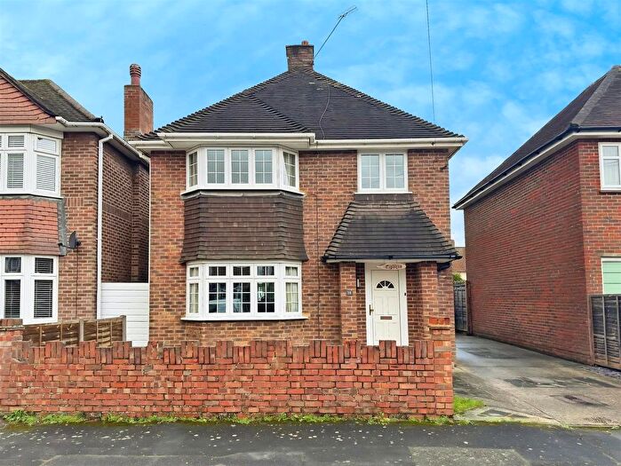 3 Bedroom Detached House For Sale In Avondale Road, Aldershot, GU11