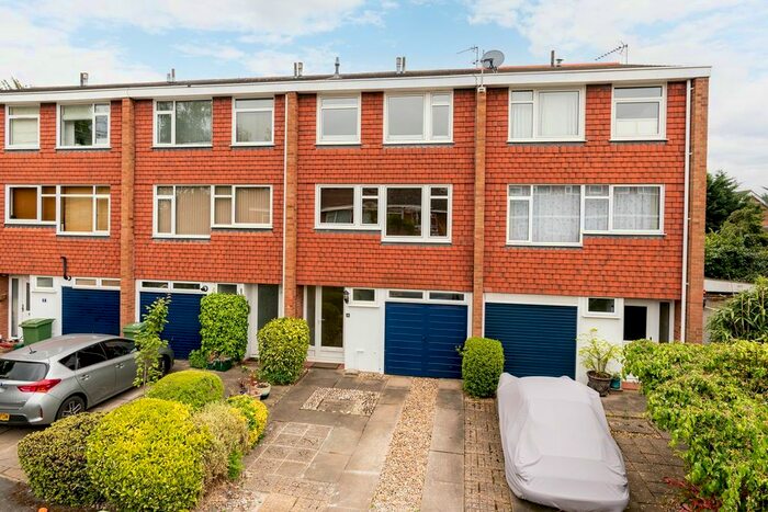 3 Bedroom Property To Rent In Ridgemount, Weybridge, KT13