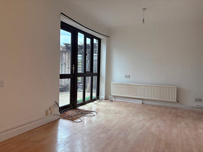 2 Bedroom Flat To Rent In Buttermere Close, Morden, SM4