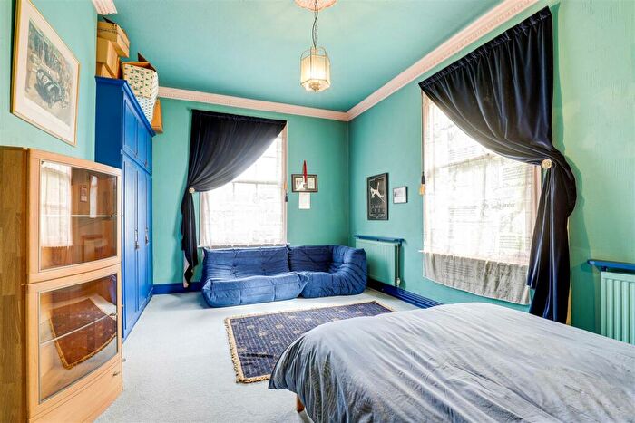 2 Bedroom Apartment For Sale In The Cedars, Sherwood, Nottinghamshire, NG5
