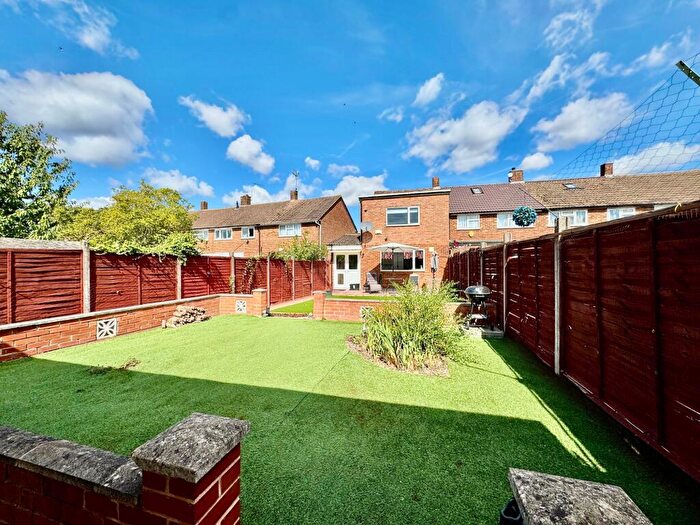 3 Bedroom End Of Terrace House For Sale In Briar Close, Luton, LU2