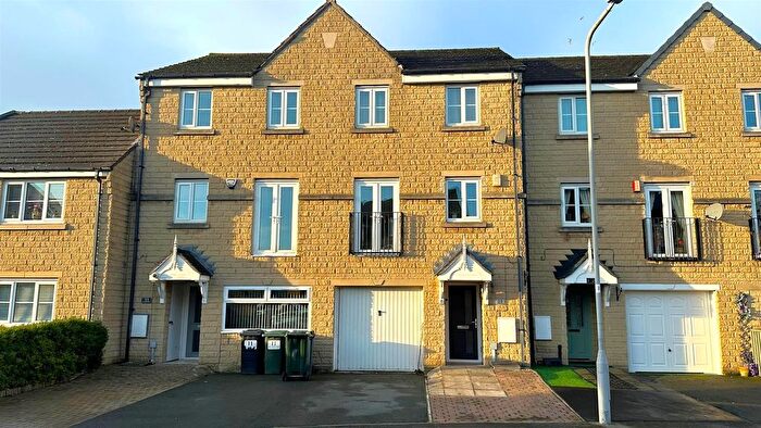 3 Bedroom Town House For Sale In Brander Close, Idle, Bradford, BD10