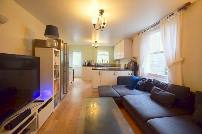2 Bedroom Flat To Rent In Gleneagle Road, London, SW16