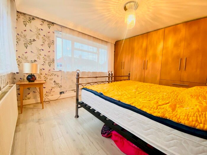 3 Bedroom Detached House To Rent In Melville Gardens, London, N13