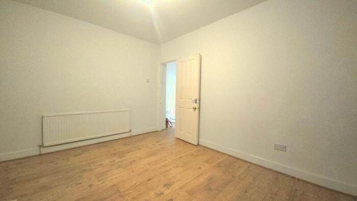 2 Bedroom Flat To Rent In Forest Road, Leytonstone, E11