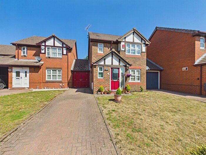 3 Bedroom Link Detached House For Sale In Elliott Avenue, Ruislip, HA4