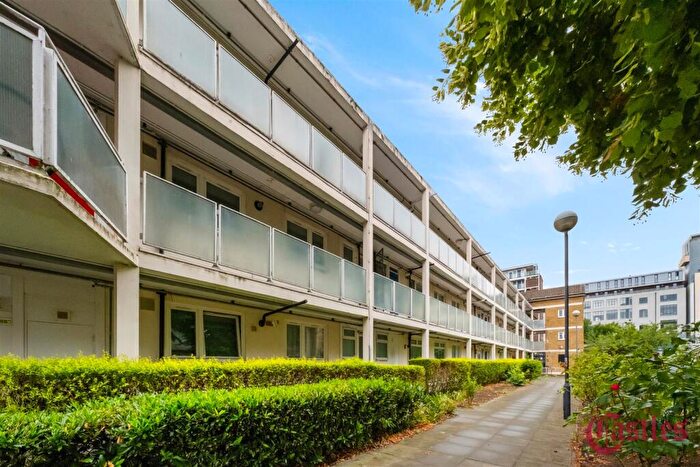 3 Bedroom Flat For Sale In Butfield House, Stevens Avenue, London, E9 - Photo 2