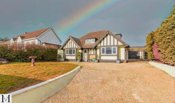 4 Bedroom Detached Bungalow To Rent In Richings Way, Iver, SL0