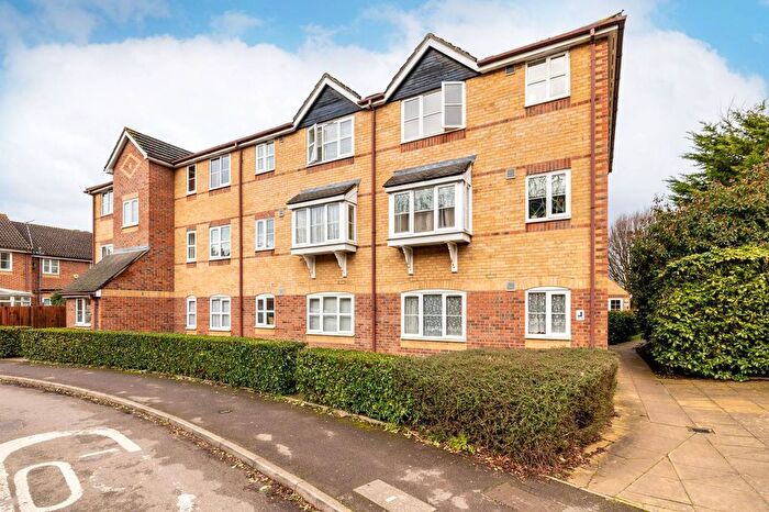 1 Bedroom Flat For Sale In Donald Woods Gardens, Surbiton, KT5